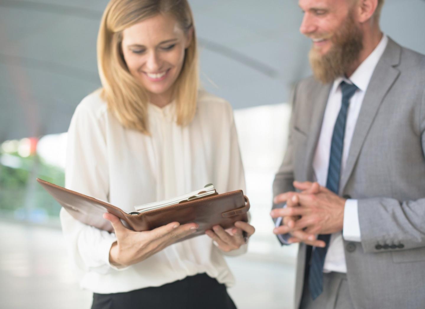 Dashboard financiero con proyecciones de flujo de caja mejoradas