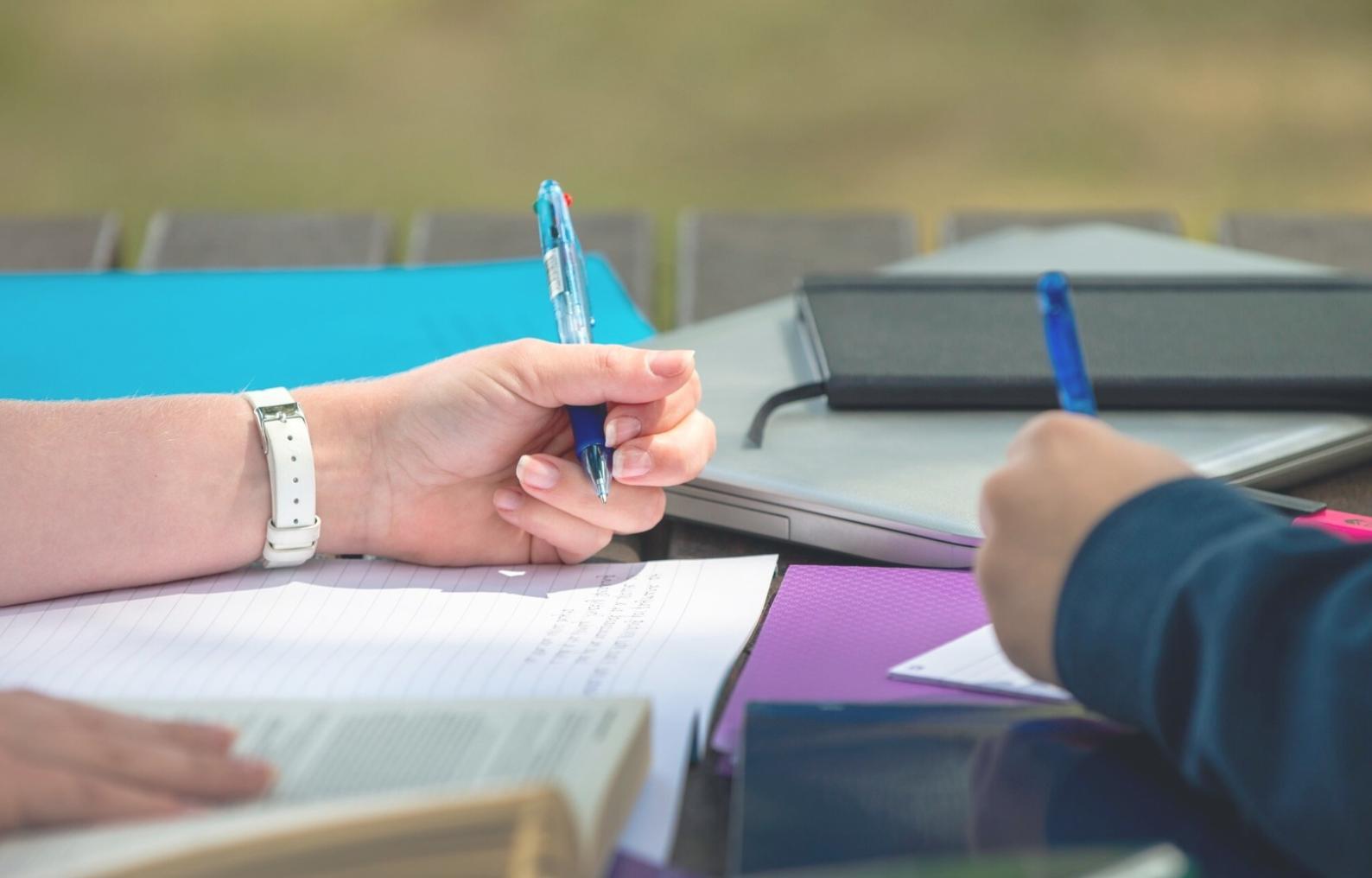 Análisis financiero mostrando reducción de gastos operativos