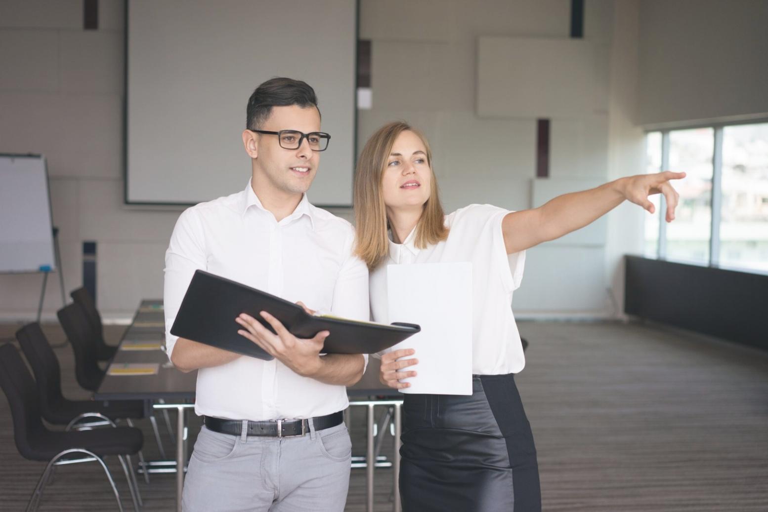 Emprendedor trabajando con mayor confianza en decisiones financieras