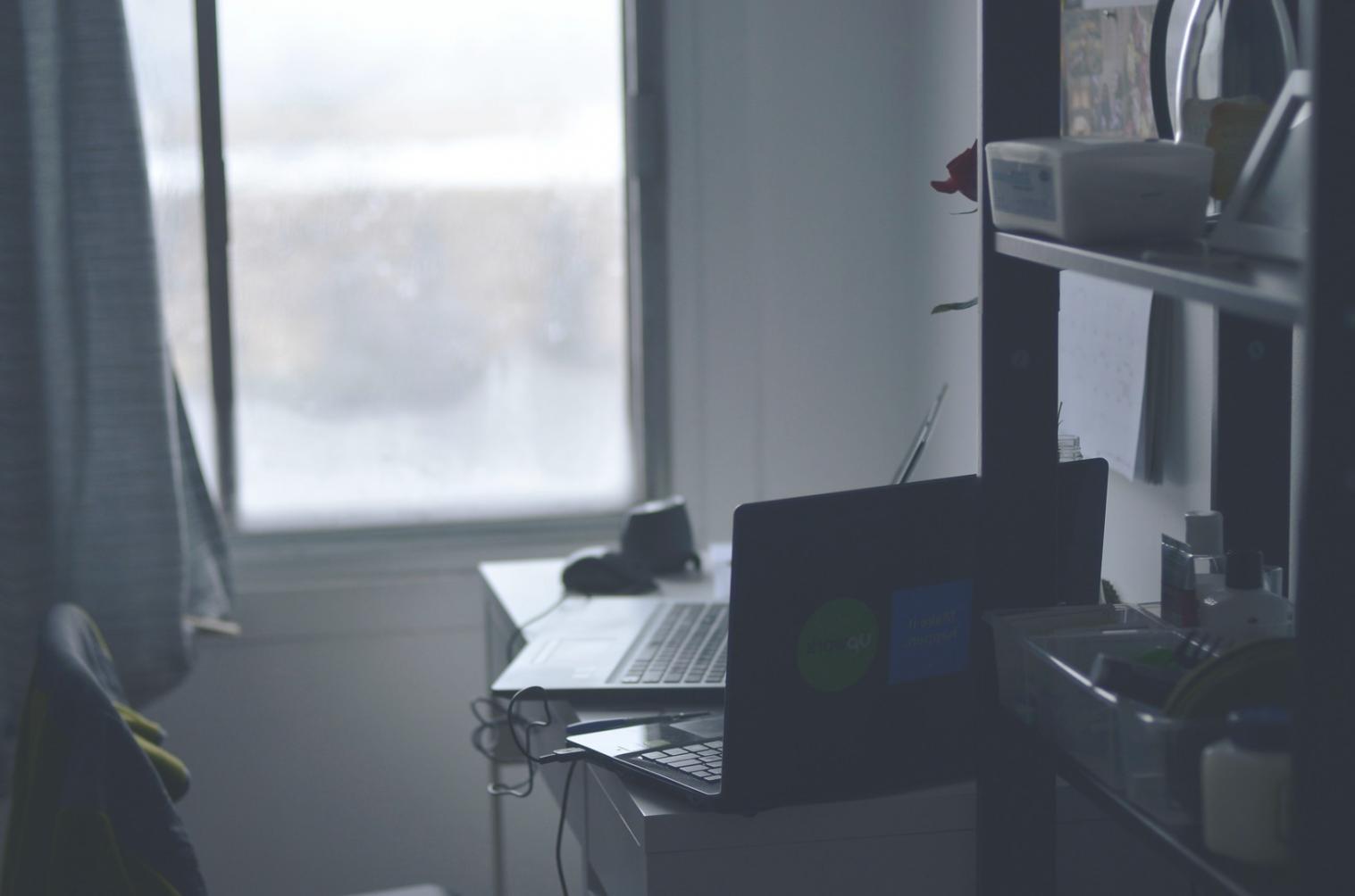 Emprendedor revisando presupuestos mensuales en oficina moderna