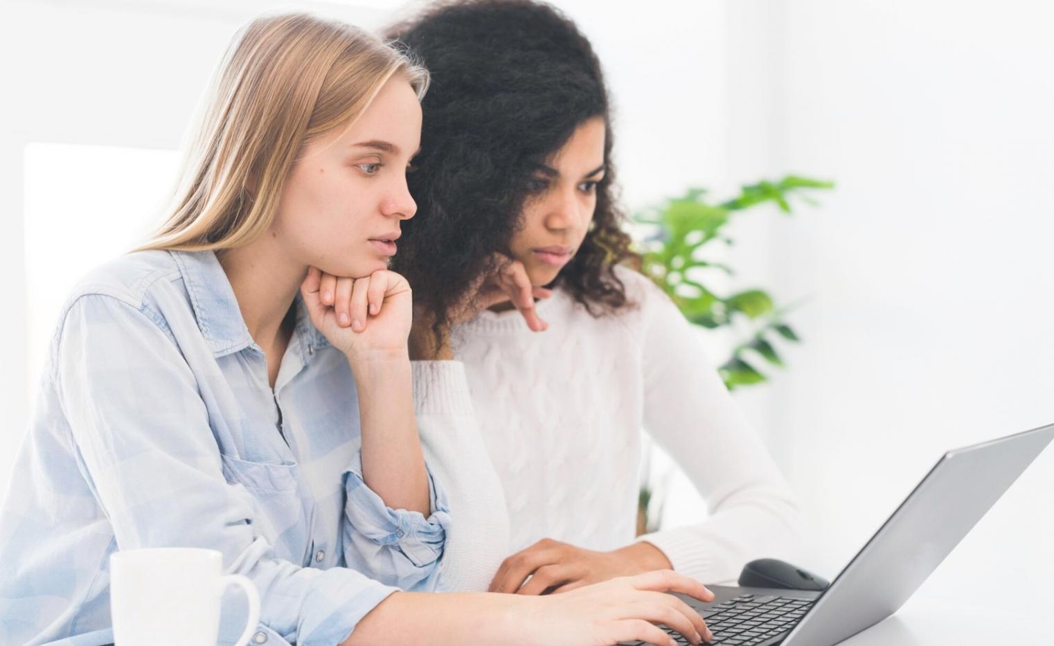 Análisis de presupuestos y gráficos financieros en ordenador