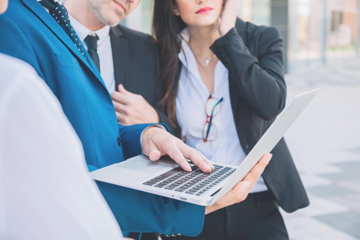 Sesión práctica de trabajo con presupuestos empresariales en nuestro espacio de formación en Gijón